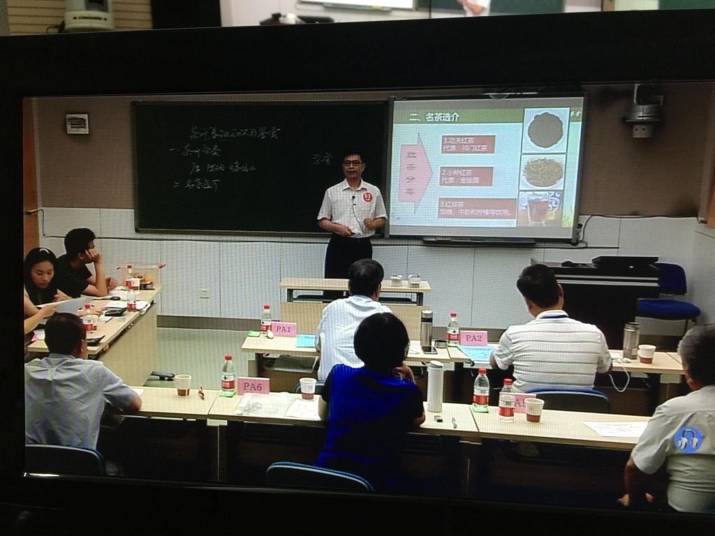 4.何奇彦老师正在比赛