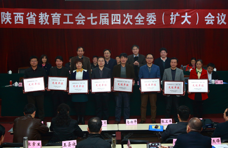 刘文青主席上台领奖