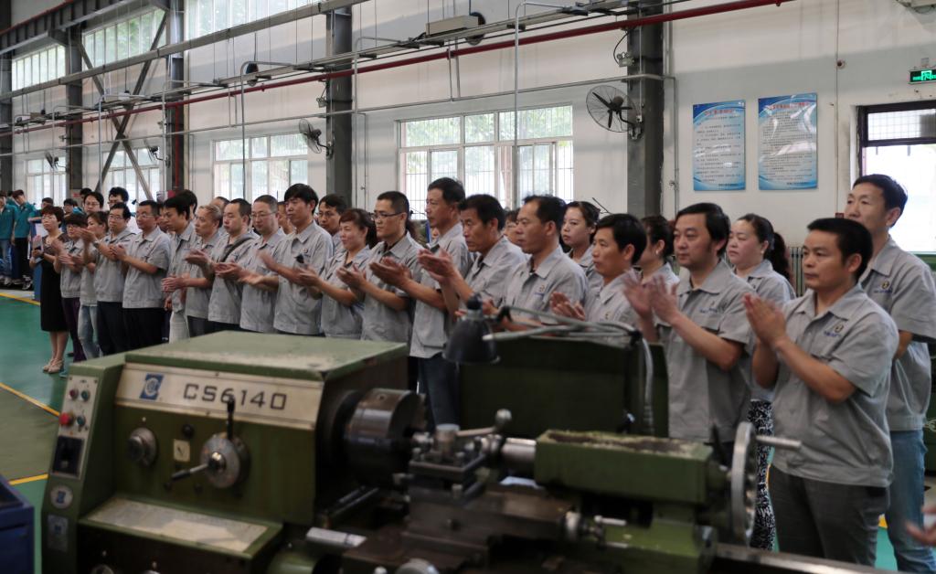 7.陕西工院机加工中心全体教职工参加仪式