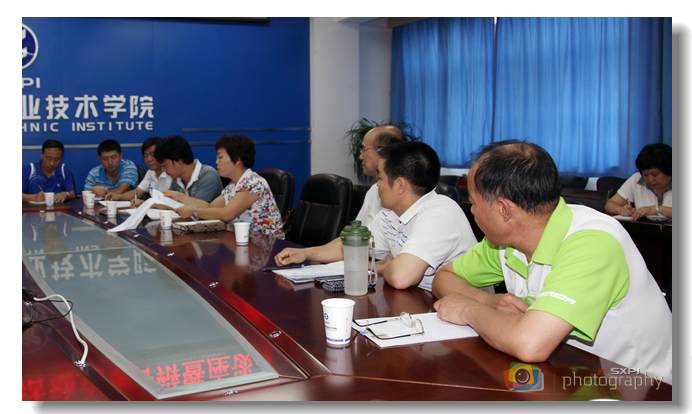 工会主席和3位委员出席会议