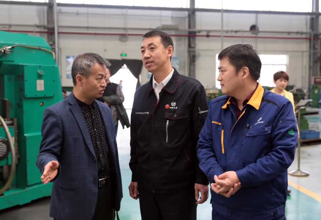 14.活动结束后,李世峰、张新停还走进我院实训基地,向正在实训的学生传授操作技巧和方法