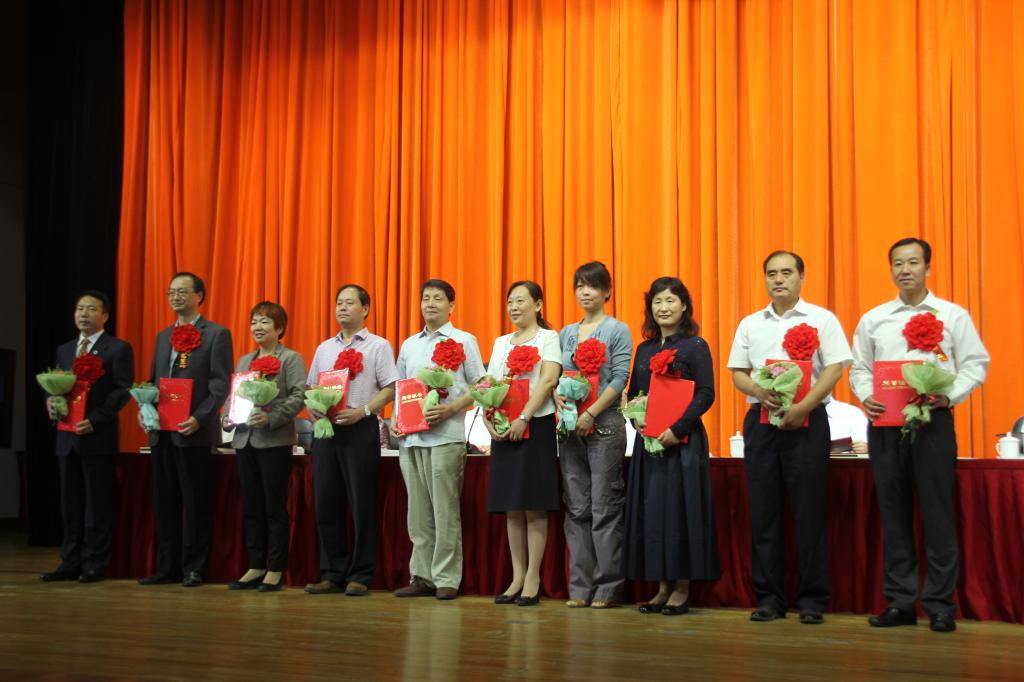 材料工程学院韩小峰教授(右二)作为高校教学名师代表上台领奖